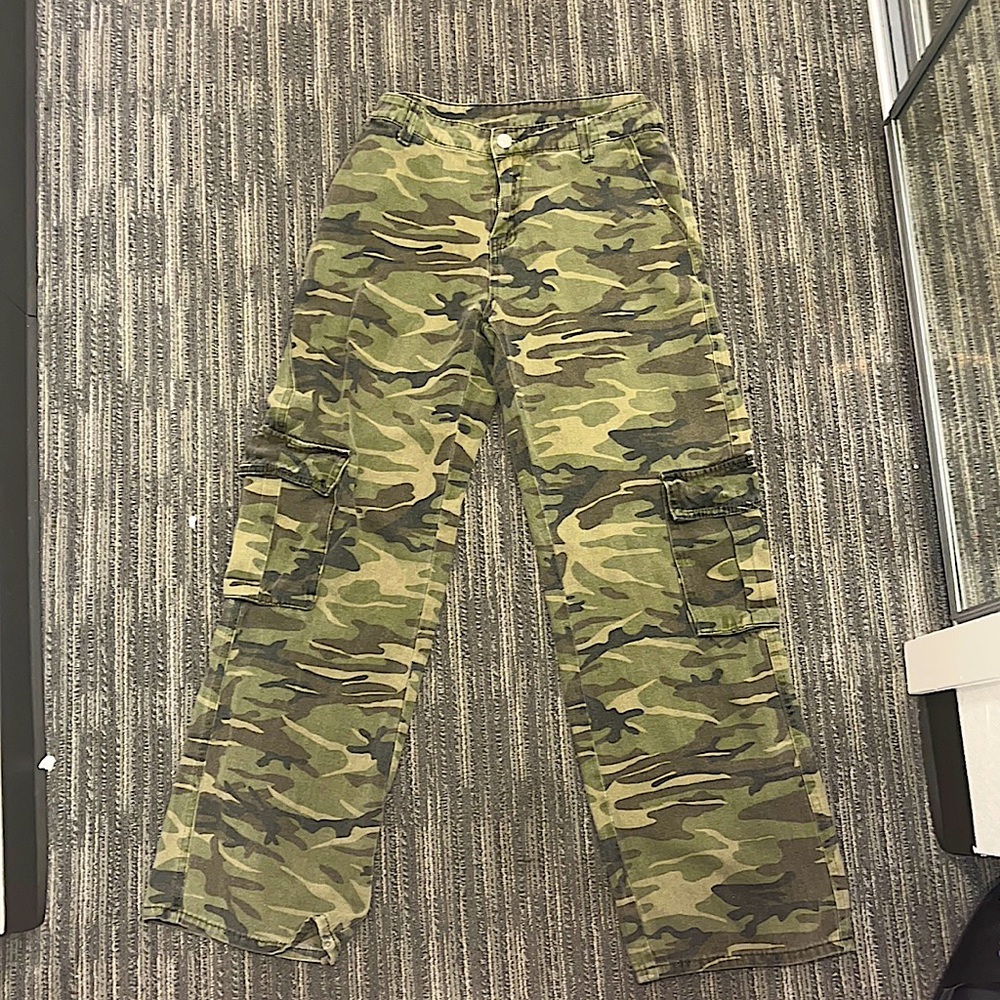 Camouflage cargo jeans